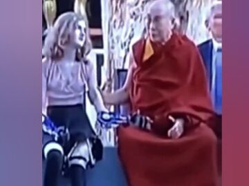Salen a la luz nuevas imágenes del Dalai Lama tocando a una joven