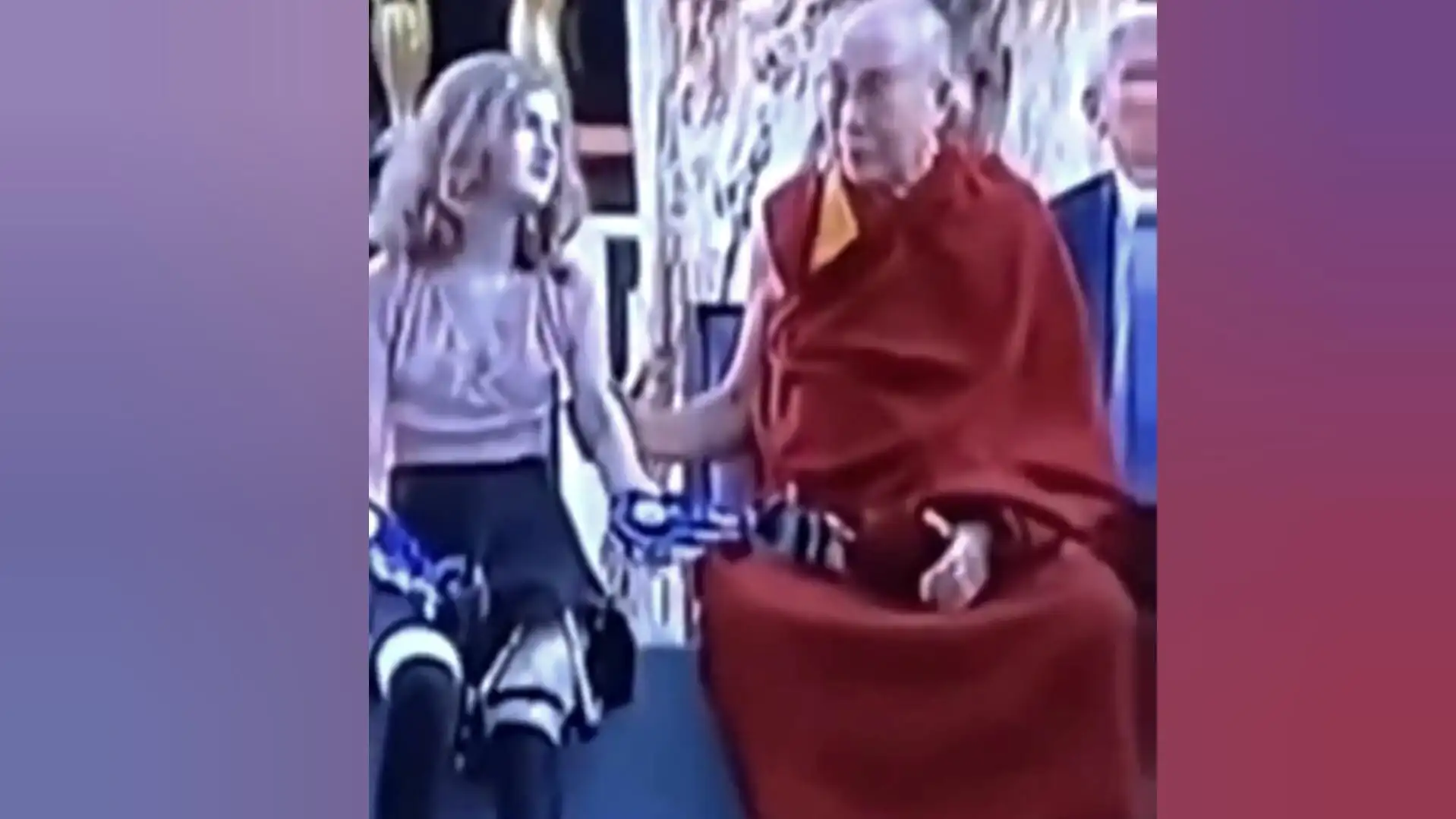 Salen a la luz nuevas imágenes del Dalai Lama tocando a una joven Salen a la luz nuevas imágenes del Dalai Lama tocando a una joven