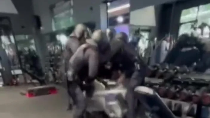 Varios polic&iacute;as detienen al presunto maltratador 
