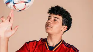 Enzo Alves posa con la camiseta de la selección española Enzo Alves posa con la camiseta de la selección española
