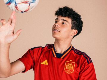 Enzo Alves posa con la camiseta de la selección española