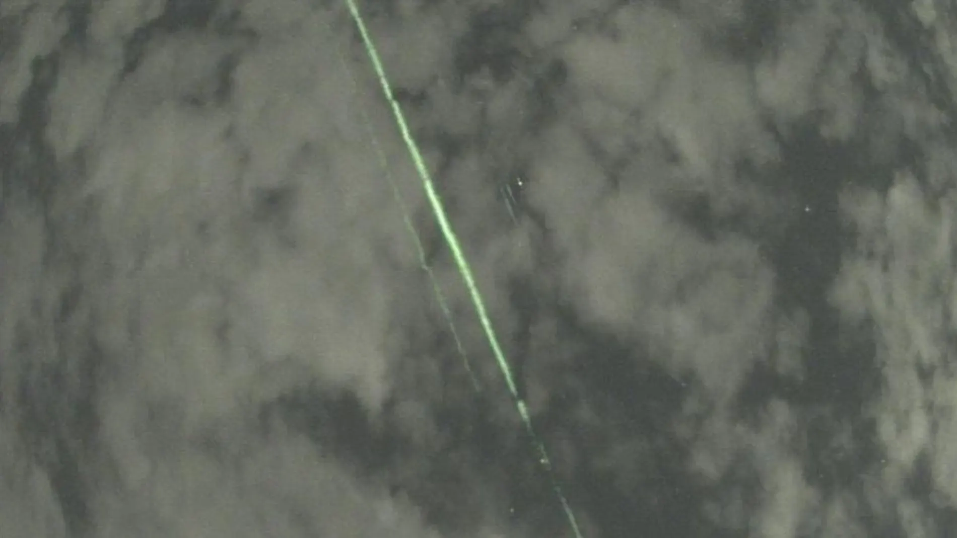 El láser verde visto desde la tierra es un satélite de la NASA 