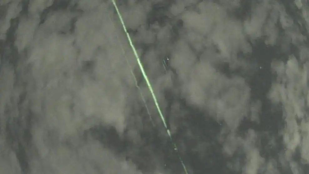 El láser verde visto desde la tierra es un satélite de la NASA El láser verde visto desde la tierra es un satélite de la NASA