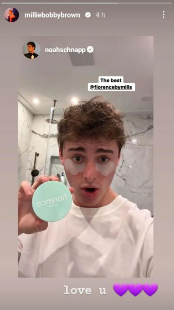Noah Schnapp probando la marca de estética de Millie Bobby Brown