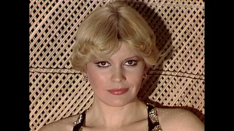 Esta noche en ‘Una vida Bárbara’: “¿Por qué el rey Juan Carlos se fijó en Bárbara Rey?” Esta noche en ‘Una vida Bárbara’: “¿Por qué el rey Juan Carlos se fijó en Bárbara Rey?”