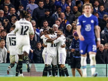 Los jugadores del Real Madrid celebran un gol en Stamford Bridge ante el Chelsea