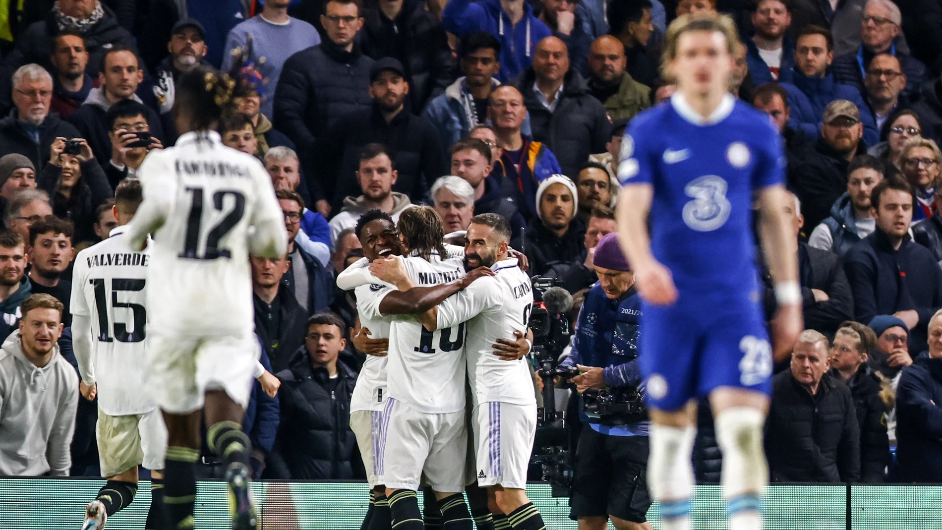 Los jugadores del Real Madrid celebran un gol en Stamford Bridge ante el Chelsea