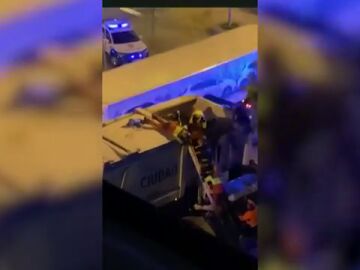 El vídeo del rescate de un hombre del camión de basura 