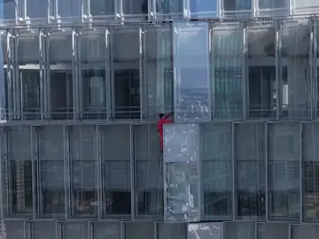Alain Robert, el 'Spiderman francés', escalando el Tour Alto Alain Robert, el 'Spiderman francés', escalando el Tour Alto