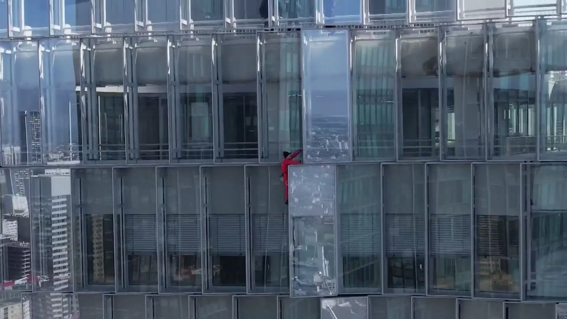 Alain Robert, el 'Spiderman francés', escalando el Tour Alto Alain Robert, el 'Spiderman francés', escalando el Tour Alto
