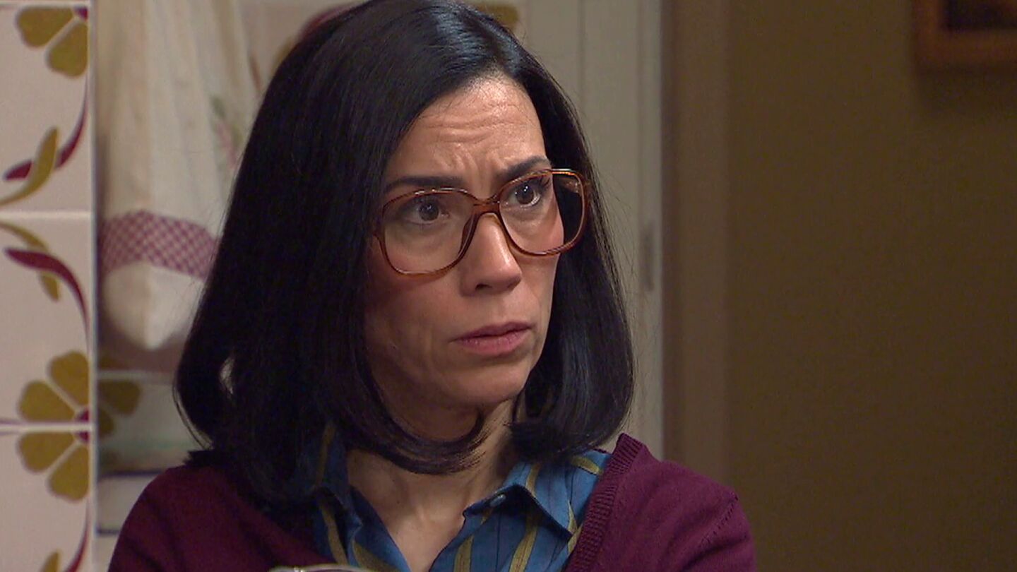 Manolita intenta abrirle los ojos a Ciriaco mientras Marcelino apoya su relación con Maribel