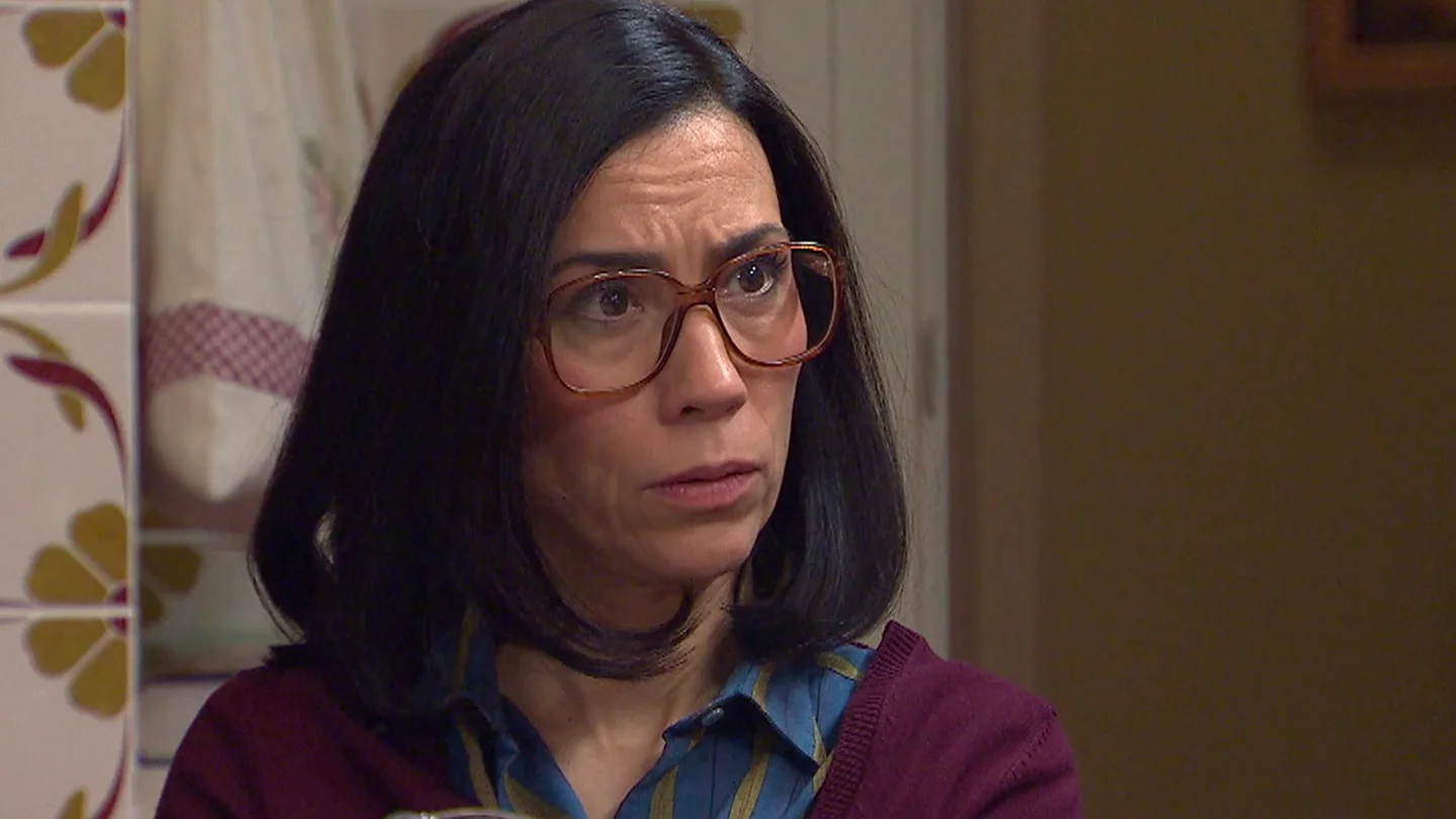 Manolita intenta abrirle los ojos a Ciriaco mientras Marcelino apoya su relación con Maribel Manolita intenta abrirle los ojos a Ciriaco mientras Marcelino apoya su relación con Maribel