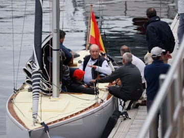 El rey emérito Juan Carlos I, después de subirse a una embarcación en el puerto de Sanxenxo, Pontevedra