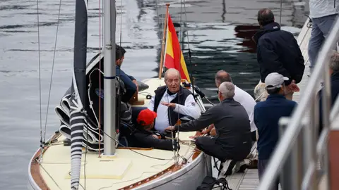 El rey emérito Juan Carlos I, después de subirse a una embarcación en el puerto de Sanxenxo, Pontevedra