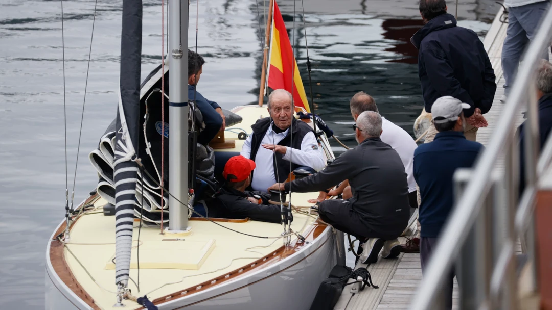 El rey emérito Juan Carlos I, después de subirse a una embarcación en el puerto de Sanxenxo, Pontevedra El rey emérito Juan Carlos I, después de subirse a una embarcación en el puerto de Sanxenxo, Pontevedra