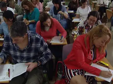 Opositores haciendo un examen Opositores haciendo un examen