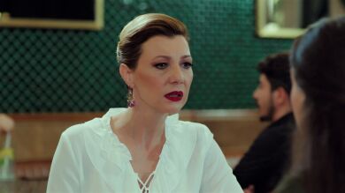 Zerrin, furiosa al enterarse que su hermano ha vuelto con Zeynep… ¡No aprueba su relación!