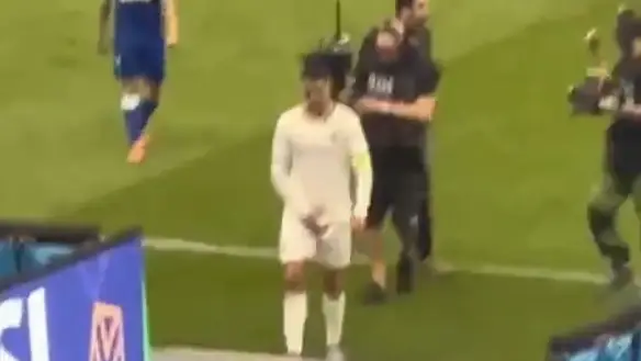 Cristiano Ronaldo, en el momento de agarrase los genitales tras un partido Cristiano Ronaldo, en el momento de agarrase los genitales tras un partido