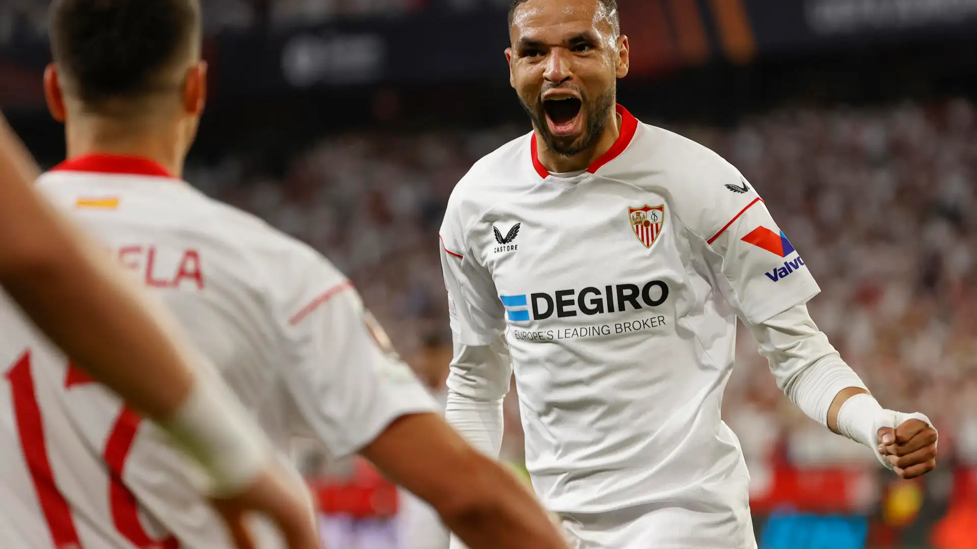 En-Nesyri celebra el primer gol al United