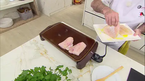 Salpimienta los lomos de merluza, rocíalos con un poco de aceite y cocínalos a la plancha. Salpimienta los lomos de merluza, rocíalos con un poco de aceite y cocínalos a la plancha.