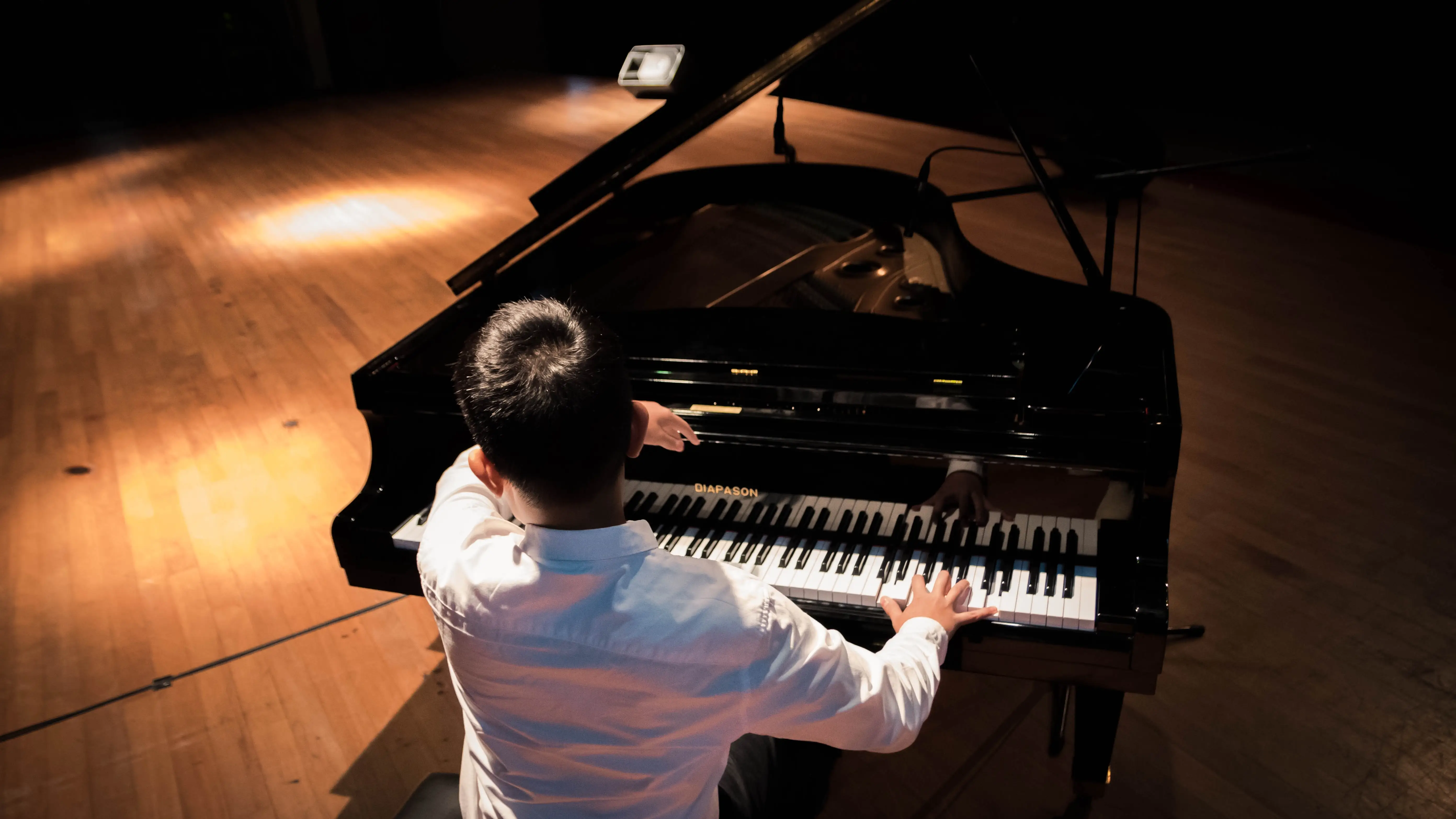 Un joven al piano