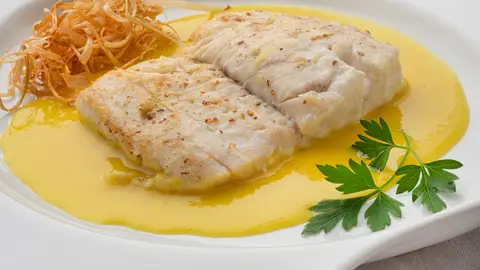 Receta ligera, fácil y rápida de Arguiñano: merluza con salsa de puerro y su crujiente Receta ligera, fácil y rápida de Arguiñano: merluza con salsa de puerro y su crujiente