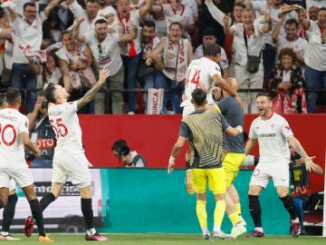 Los jugadores del Sevilla celebran el segundo gol ante el United en el Pizjuán
