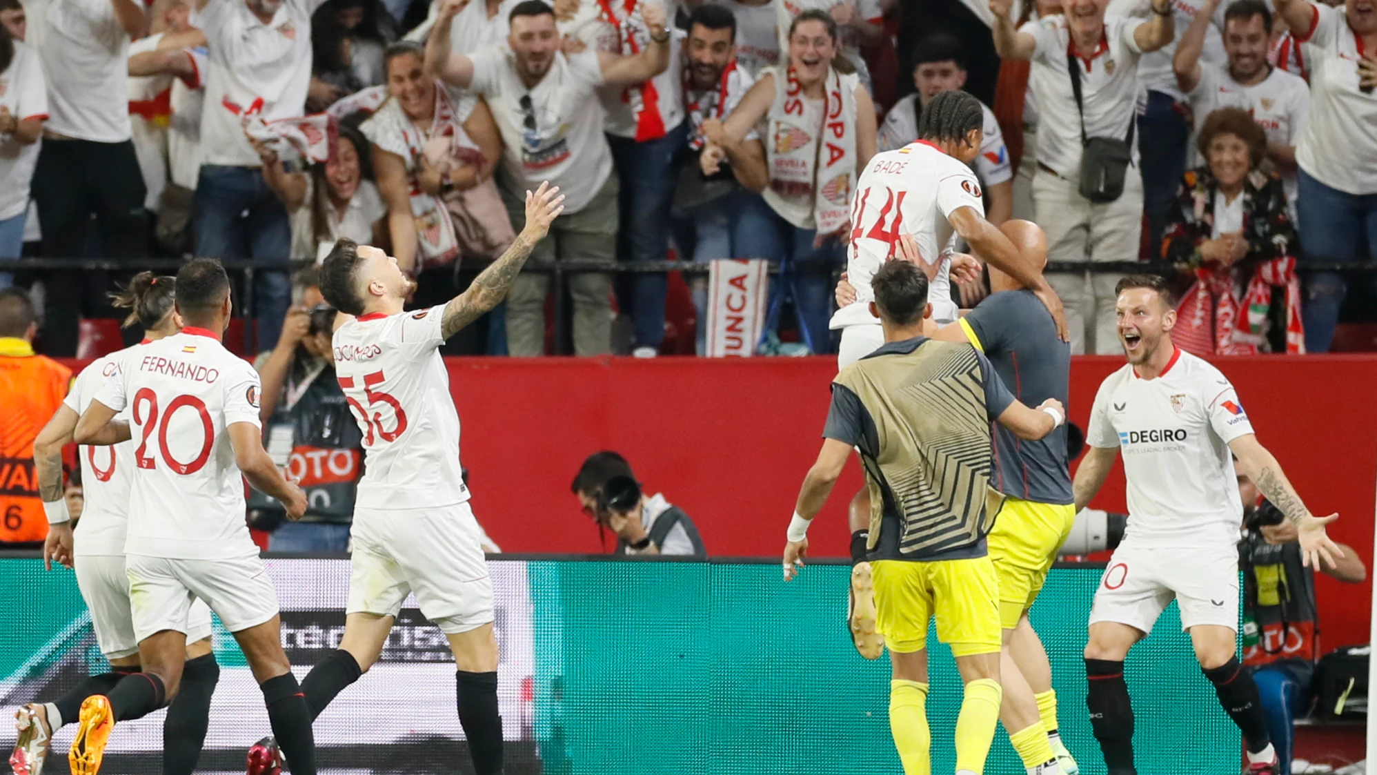 Los jugadores del Sevilla celebran el segundo gol ante el United en el Pizjuán Los jugadores del Sevilla celebran el segundo gol ante el United en el Pizjuán
