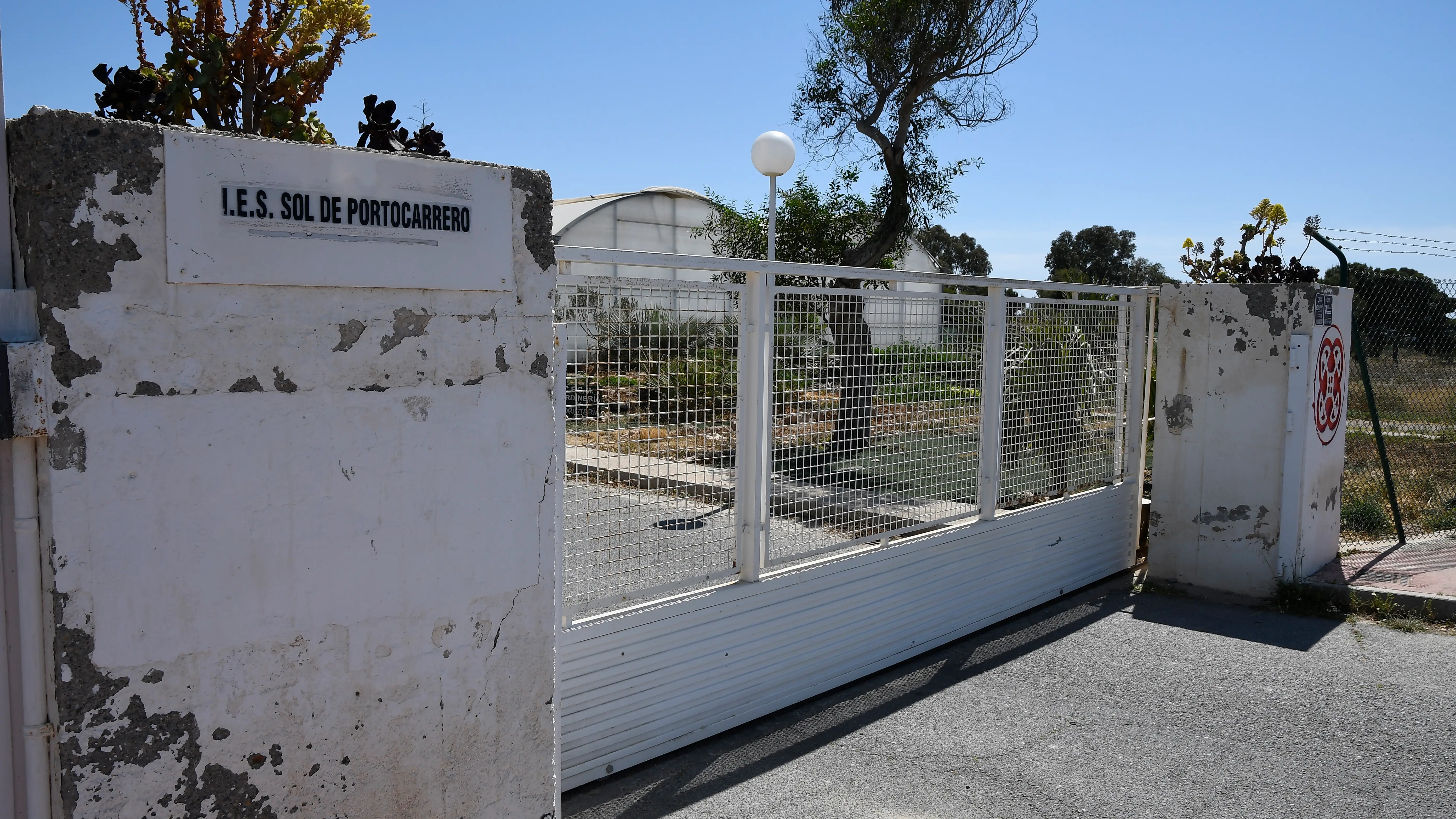 Entrada del IES Sol de Portocarrero, en Almería Entrada del IES Sol de Portocarrero, en Almería