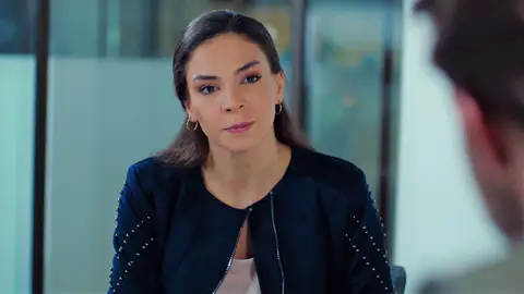 Hakan despide a Hira y ella enloquece delante de toda la oficina: “Zeynep Yilmaz ha hecho que me despidan” Hakan despide a Hira y ella enloquece delante de toda la oficina: “Zeynep Yilmaz ha hecho que me despidan”