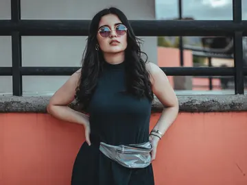 Chica con riñonera Chica con riñonera