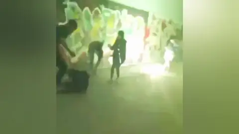 Las imágenes de la paliza a un menor con palos y bengalas en Málaga Las imágenes de la paliza a un menor con palos y bengalas en Málaga