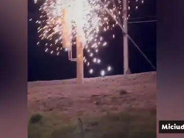 Cae envuelto en llamas tras subirse a una catenaria de la vía del AVE y sufrir una descarga eléctrica Cae envuelto en llamas tras subirse a una catenaria de la vía del AVE y sufrir una descarga eléctrica