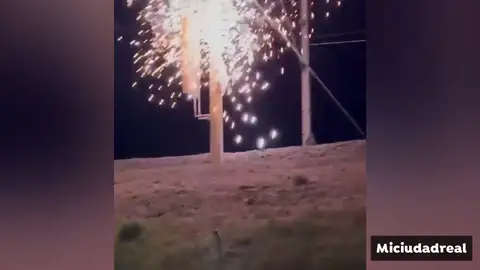 Cae envuelto en llamas tras subirse a una catenaria de la vía del AVE y sufrir una descarga eléctrica Cae envuelto en llamas tras subirse a una catenaria de la vía del AVE y sufrir una descarga eléctrica