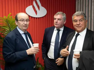 José Castro, en la sede de LaLiga junto a Manuel Vizcaíno y Joan Laporta José Castro, en la sede de LaLiga junto a Manuel Vizcaíno y Joan Laporta
