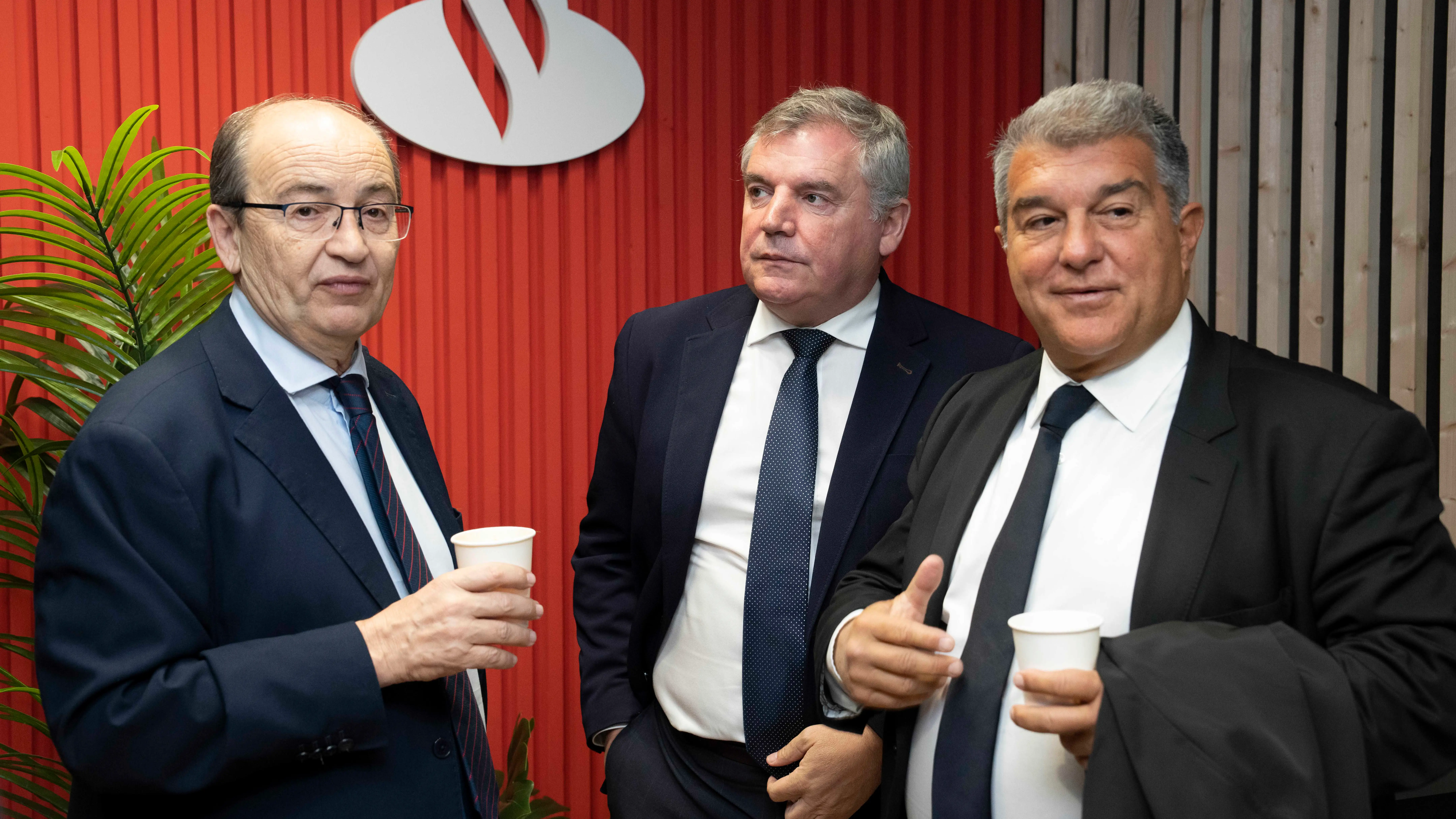 José Castro, en la sede de LaLiga junto a Manuel Vizcaíno y Joan Laporta José Castro, en la sede de LaLiga junto a Manuel Vizcaíno y Joan Laporta