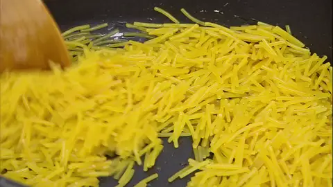 Agrega los fideos, tuéstalos un poco Agrega los fideos, tuéstalos un poco