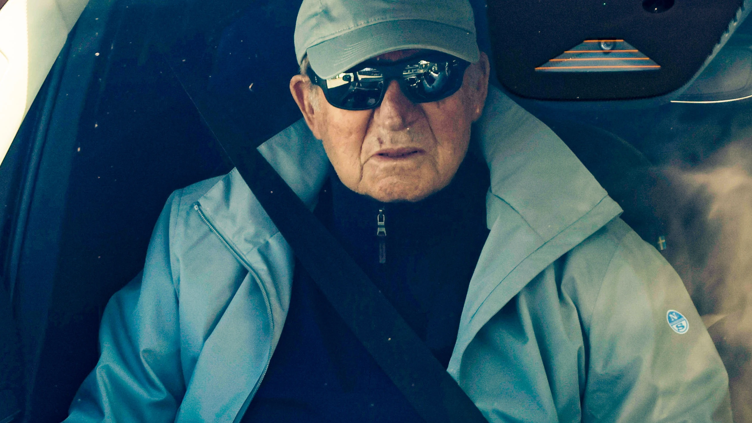El rey emérito Juan Carlos I, en el vehículo que conduce su amigo Pedro Campos, a su salida del náutico de Sanxenxo El rey emérito Juan Carlos I, en el vehículo que conduce su amigo Pedro Campos, a su salida del náutico de Sanxenxo