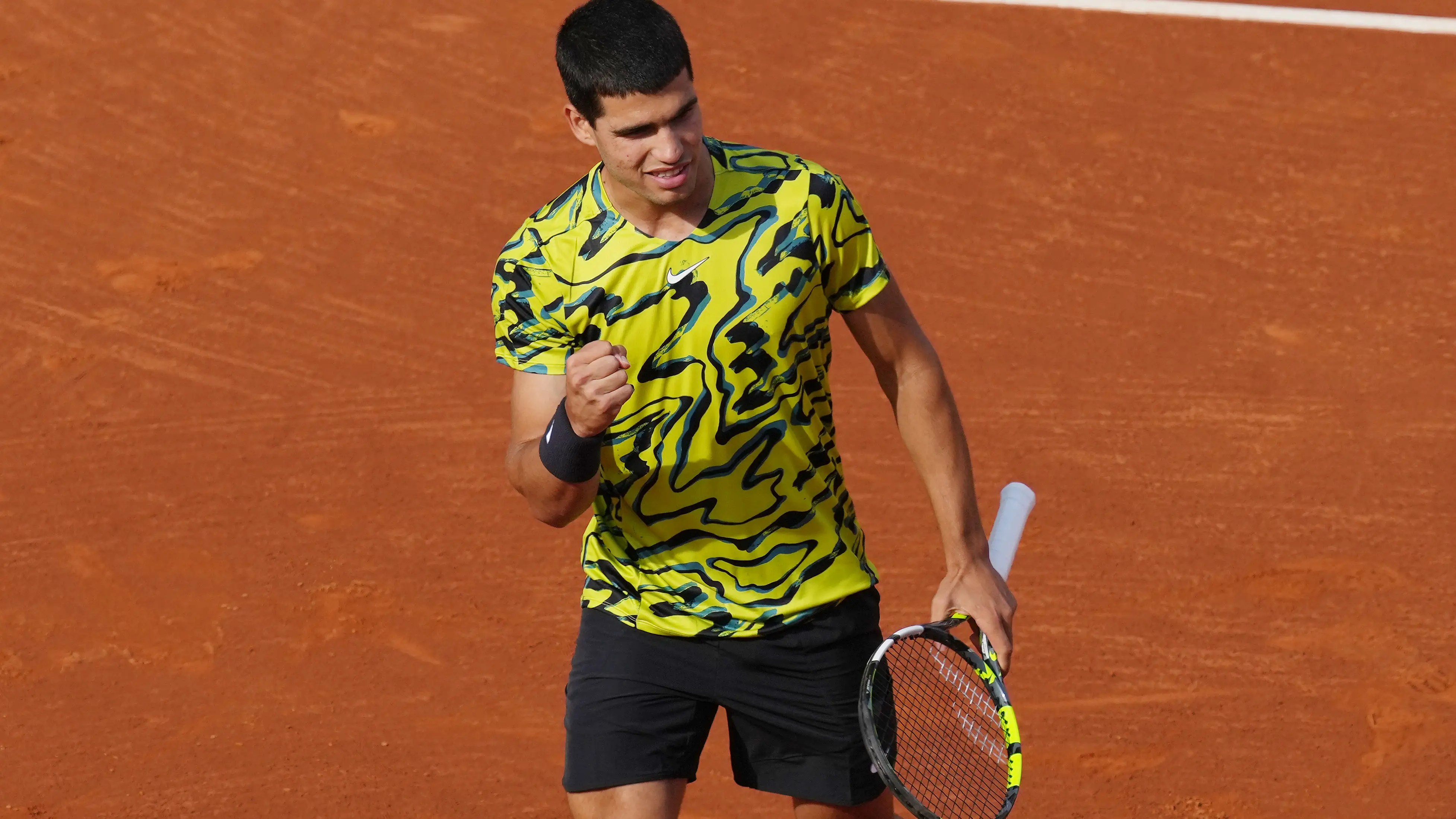 Carlos Alcaraz celebra un punto en las semifinales del Conde de Godó ante D. Evans Carlos Alcaraz celebra un punto en las semifinales del Conde de Godó ante D. Evans