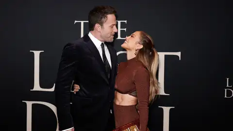 Ben Affleck y Jennifer Lopez en una premiere Ben Affleck y Jennifer Lopez en una premiere