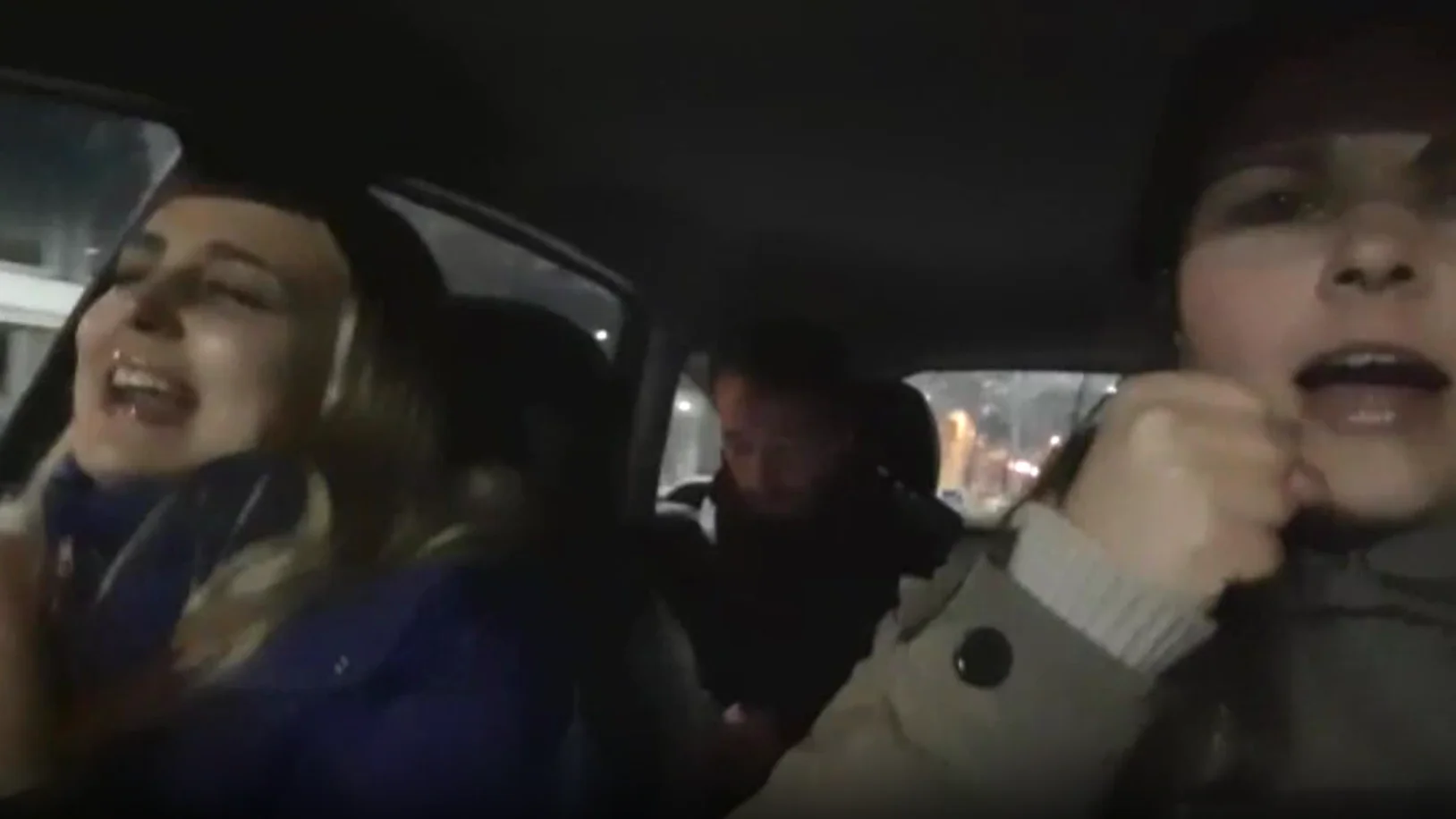 Dos jóvenes cantando en el coche Dos jóvenes cantando en el coche