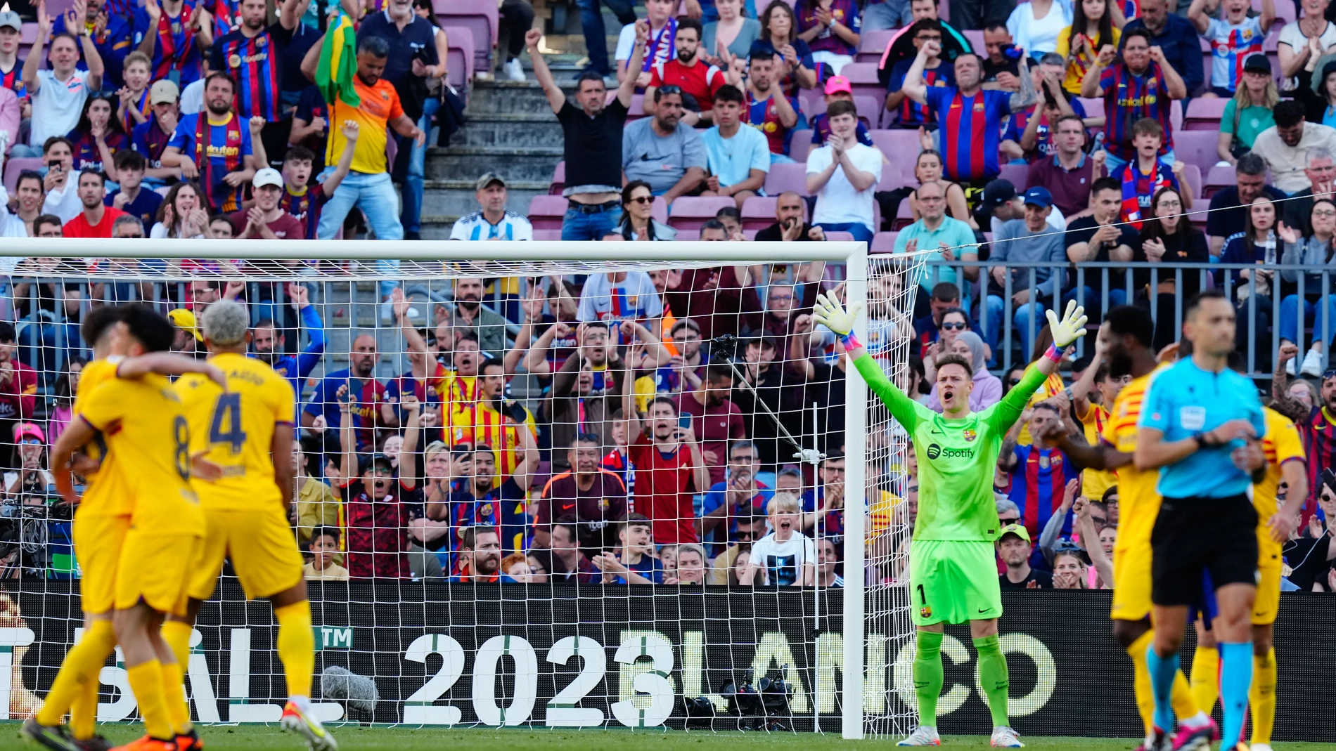 Algunos jugadores del Barça celebran el pitido final y la victoria del Barça ante el Atleti (1-0)