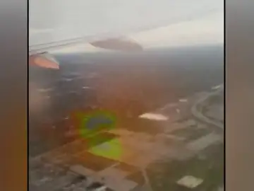 El motor del avión tras el impacto de un pájaro El motor del avión tras el impacto de un pájaro