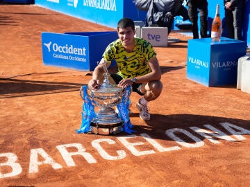 Carlos Alcaraz posa con el trofeo del Conde de Godó