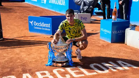 Carlos Alcaraz posa con el trofeo del Conde de Godó Carlos Alcaraz posa con el trofeo del Conde de Godó