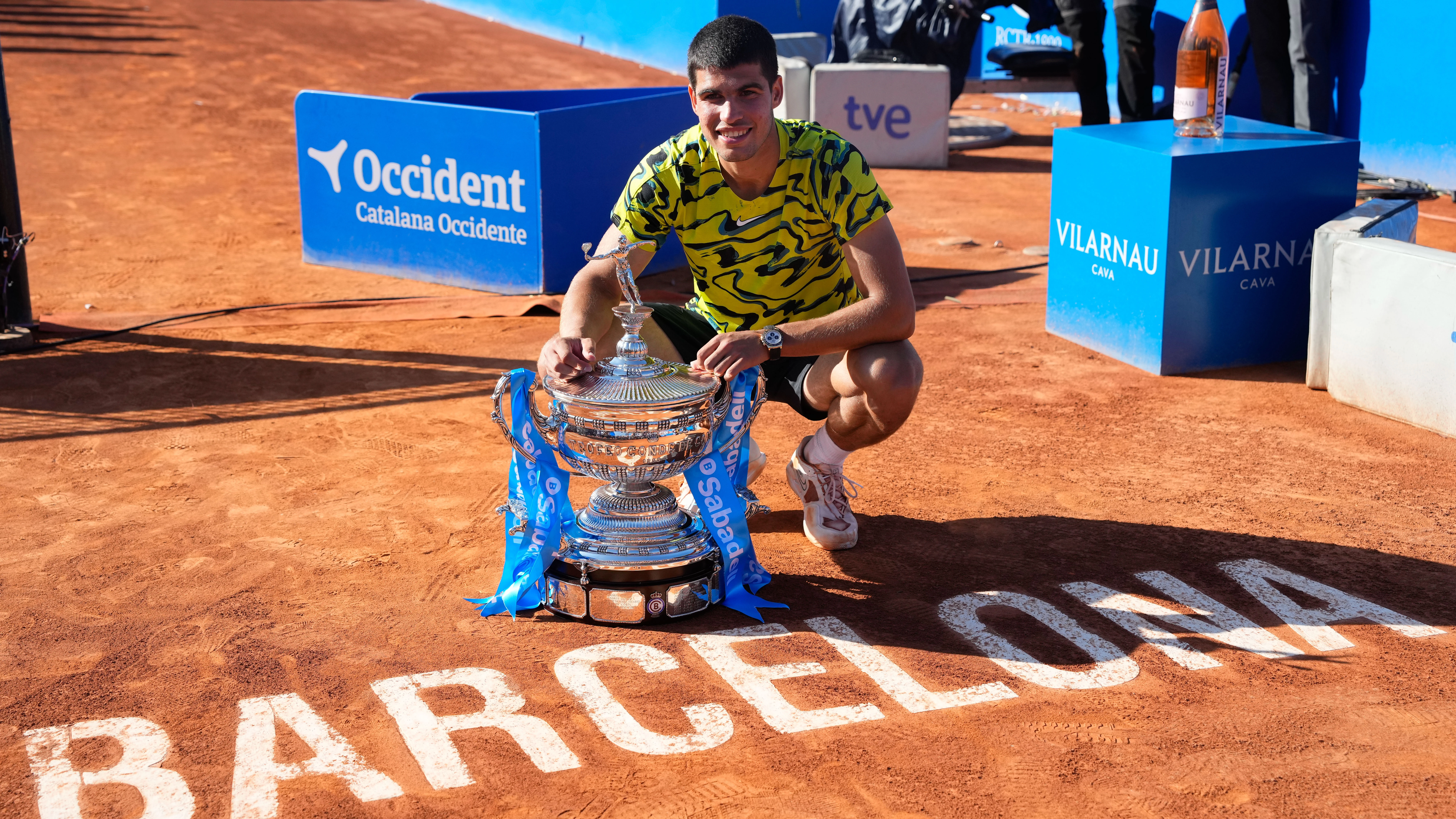 Carlos Alcaraz posa con el trofeo del Conde de Godó Carlos Alcaraz posa con el trofeo del Conde de Godó