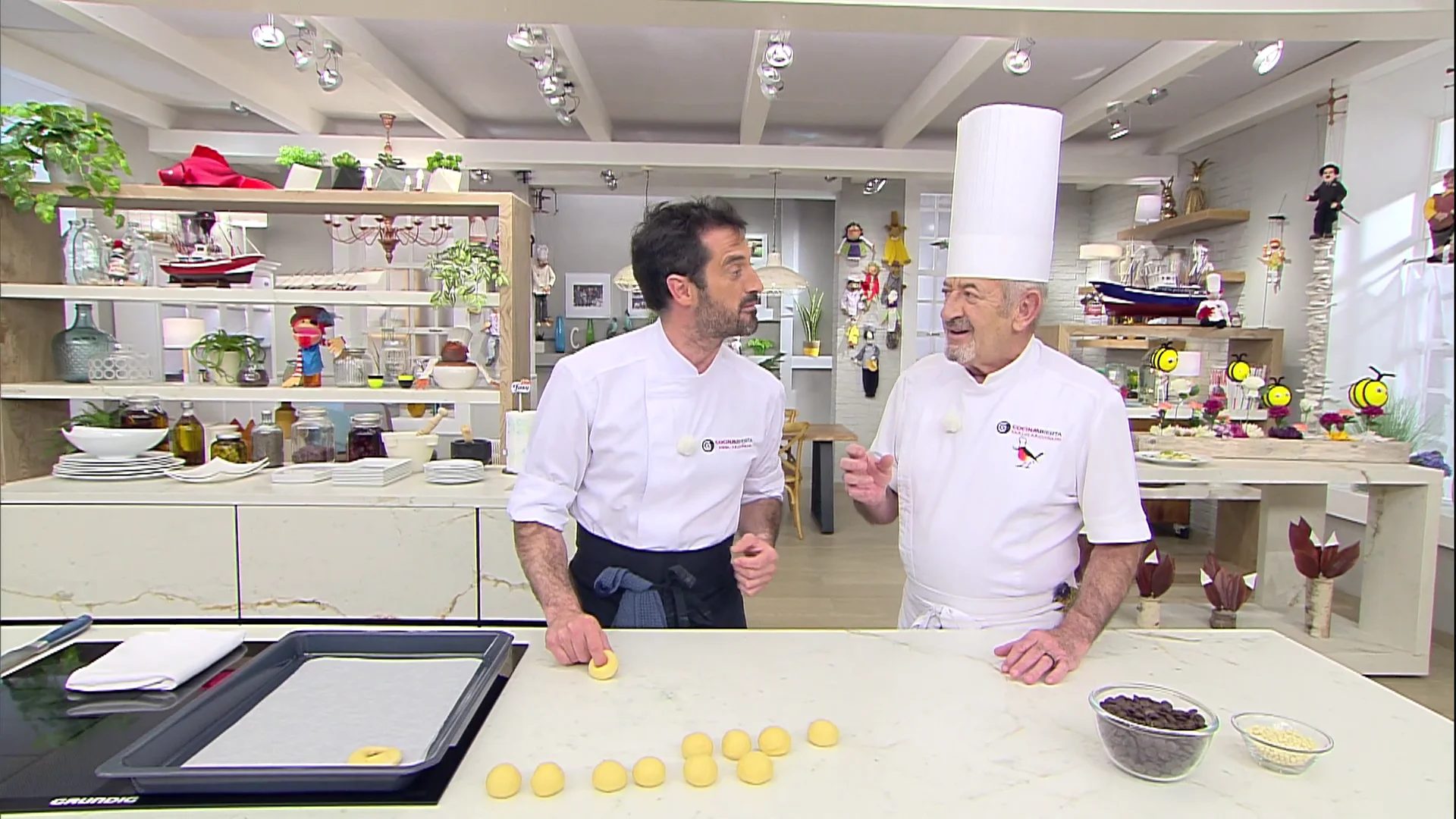 Arguiñano, a su hijo Joseba: "¿El agujero de las rosquillas tiene alguna misión?" Arguiñano, a su hijo Joseba: "¿El agujero de las rosquillas tiene alguna misión?"