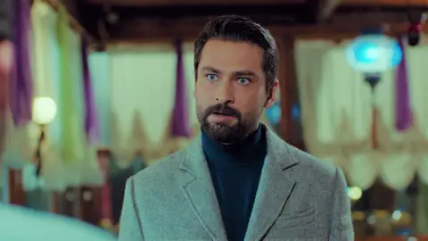 Alihan descubre a Emir de cita con Lila… ¡Y entra en cólera! Alihan descubre a Emir de cita con Lila… ¡Y entra en cólera!