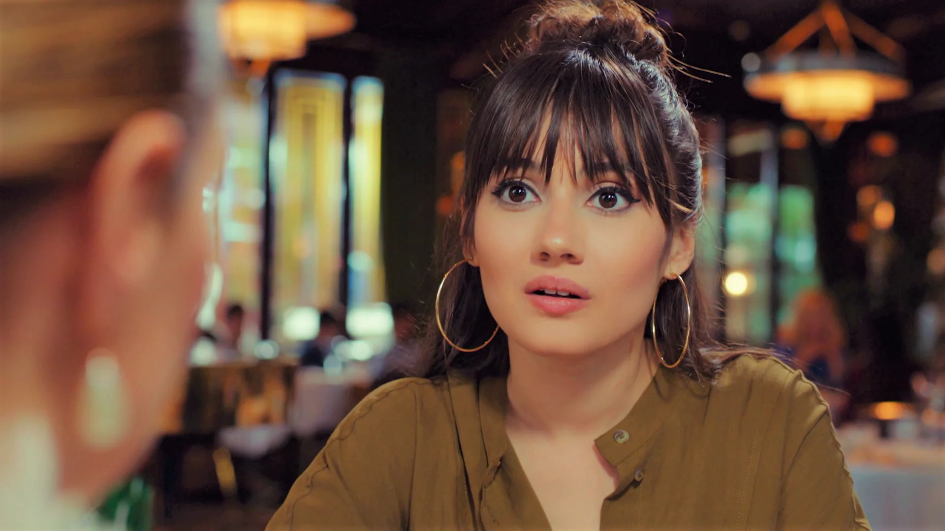 Zerrin se la juega a Zeynep y la lleva a un café con… ¡La madre de Hira! Zerrin se la juega a Zeynep y la lleva a un café con… ¡La madre de Hira!