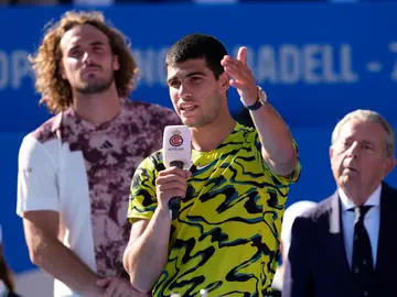 Carlos Acaraz pronuncia unas palabras tras ganar el Trofeo Conde Godó Carlos Acaraz pronuncia unas palabras tras ganar el Trofeo Conde Godó